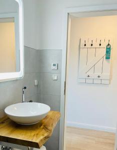 蒂门多弗施特兰德Ankerplatz Timmendorfer Strand的浴室设有白色水槽和镜子