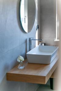 San Demetrio neʼ VestiniVILLA PORRELLI rooms & spa suite的浴室设有白色水槽和镜子