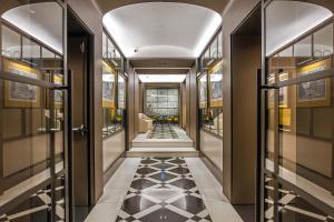 罗马卢奈塔酒店的走廊铺有黑白瓷砖地板。