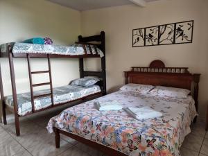 伊利亚贝拉Tranquilidade e vista privilegiada的一间卧室配有两张双层床和一张床