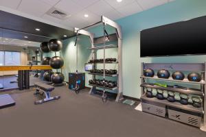 康斯托克公园Tru By Hilton Comstock Park Grand Rapids, MI的健身室设有带平面电视的健身房