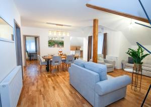 斯莫利亚纳茨House Forest Queen的客厅配有蓝色的沙发和桌子