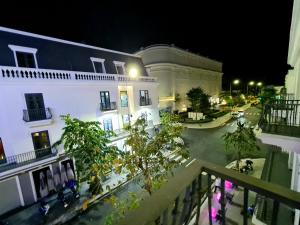 Cao LãnhTHƯ LÊ Hotel的夜晚从阳台欣赏建筑的景色