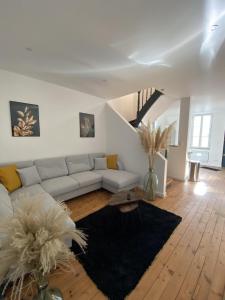 昂古莱姆Agreable et vaste maison Angouleme centre ville的客厅配有沙发和桌子