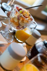 那慕尔Cocoon-Chambre d'Hôtes的餐桌上一杯甜点