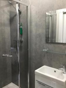 爱丁堡阿妈里勒斯旅馆的带淋浴和盥洗盆的浴室