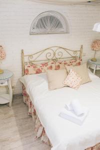 别列戈沃Lambert的卧室配有带鲜花的白色床