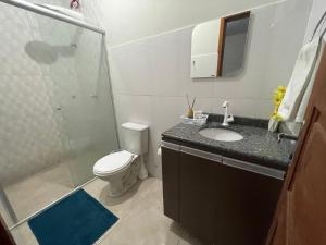 里约布兰科Flat hotel Victoram的带淋浴、卫生间和盥洗盆的浴室