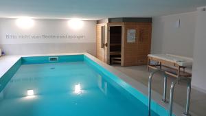 辛斯海姆Hotel KAMPS的游泳池,位于带床的房间