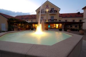 雷德尼斯公主酒店的一座带喷泉的建筑前方的大型游泳池