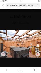 LaurencekirkThistle Room的屋顶房间的钢琴照片