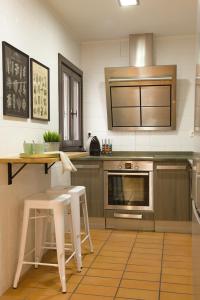图德拉Apartamento Palacio Descalzos的一间带柜台和炉灶的厨房 顶部烤箱