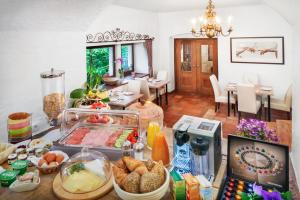 萨尔茨堡戴尔哈斯莱彻摩尔酒店的厨房配有餐桌和食物