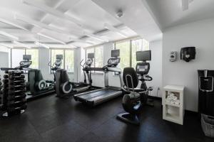 华盛顿2500 Penn, a Placemakr Experience的健身房设有2台跑步机和心肺功能训练器材