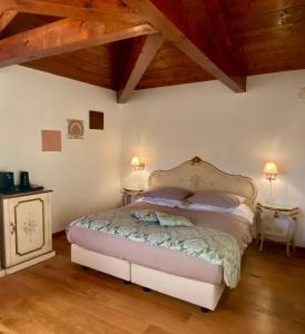 威尼斯Alloggi Ai Tessitori的一间卧室配有一张带两张桌子和两盏灯的床。