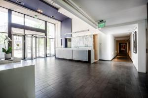 华盛顿2500 Penn, a Placemakr Experience的大型客房设有厨房和大窗户。