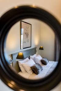 纳夫普利翁勒托努埃沃酒店的镜子中的枕头反射