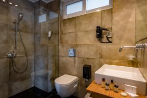纳夫普利翁勒托努埃沃酒店的带淋浴、卫生间和盥洗盆的浴室
