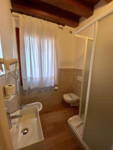 威尼斯Alloggi Ai Tessitori的一间带水槽和卫生间的浴室