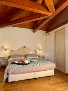 威尼斯Alloggi Ai Tessitori的一间卧室配有一张床,上面放着一个食物托盘