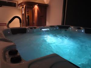 特雷西索梅波米耶尔斯克洛斯酒店的浴室内设有一个蓝色的大浴缸