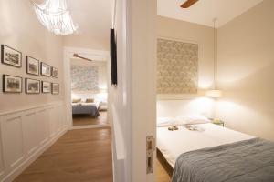 圣塞瓦斯蒂安MARITXU'S HOME的一间小卧室,配有一张床,一间客房,配有一张床。