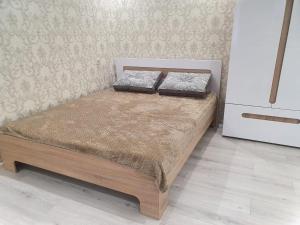 加格拉Квартира的一张床上有两个枕头的房间