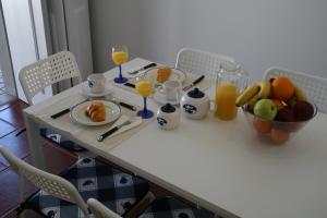 托雷拉Murtosa House的一张桌子,早餐包括水果和橙汁
