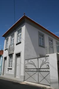 托雷拉Murtosa House的前面有门的白色房子