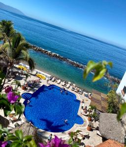 巴亚尔塔港科斯塔苏尔Spa及度假酒店的享有游泳池和大海的景色