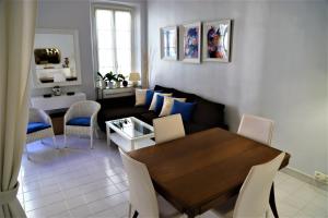戛纳Hoche Cannes Centre "Palais - Croisette - Beach"的客厅配有桌子和沙发
