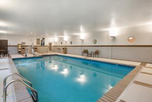 汉普顿Hyatt Place Hampton Convention Center的在酒店房间的一个大型游泳池