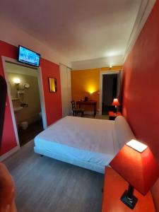 博韦季内酒店的酒店客房配有一张床和一张书桌及一台电视