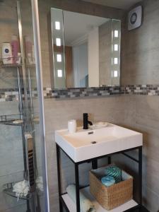 利明顿温泉Offa Home的浴室配有白色水槽和淋浴。