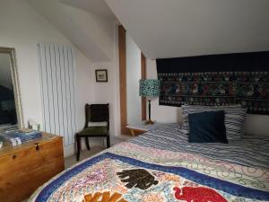 利明顿温泉Offa Home的一间卧室配有一张带梳妆台和椅子的床。