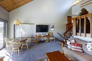 LakeshoreEagles Nest Condo #88的客厅配有桌子和电视