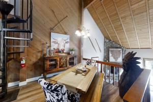 LakeshoreEagles Nest Condo #88的用餐室设有木墙和木桌