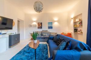 尼斯BIG Flat - 2 FREE Parking - Virtual Visit !的客厅配有蓝色的沙发和桌子