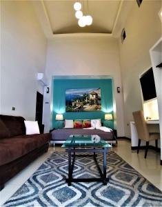 圣何塞阿拉米达卡里阿利精品酒店 的带沙发和咖啡桌的客厅