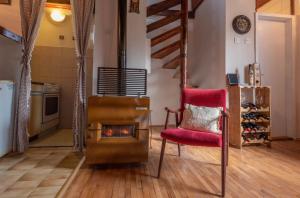 科托尔Cozy cottage, little paradise in the hinterland的客厅配有椅子和壁炉