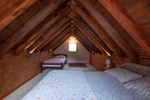科托尔Cozy cottage, little paradise in the hinterland的阁楼上的卧室配有两张床