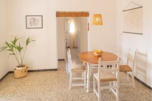 圣弗朗西斯科哈维尔Casa rural Can Pep de Sa Barda - Entre viñedos - Formentera Natural的一间带木桌和椅子的用餐室