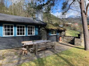 BolstadøyriVoss/Bolstad: Peaceful countryside cabin/lodge的房屋前的木餐桌