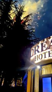 旧扎戈拉Hotel Dream的夜间的德鲁利酒店标志