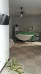 TamoiosCasa Verde的客厅配有白色浴缸和绿桌