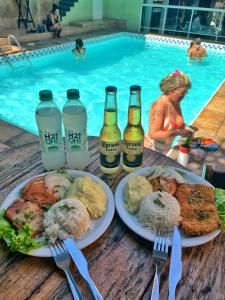 里约热内卢马拉卡旅馆的一张桌子,上面放着食物和瓶装啤酒