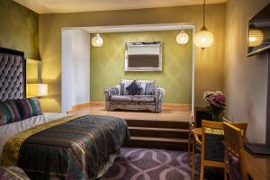 库特希尔埃里格尔田园酒店的一间卧室,卧室内配有一张床和一把椅子