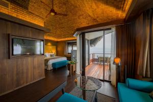 帕皮提大溪地洲际spa度假酒店的客房设有床、电视和阳台。