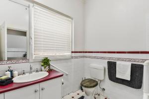 长滩港Court House - Studio的白色的浴室设有卫生间和水槽。