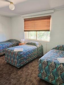 布雷默贝布雷默湾度假汽车旅馆的酒店客房设有两张床和窗户。